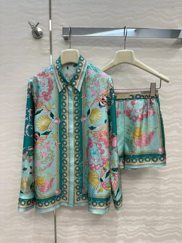 Костюм жіночий