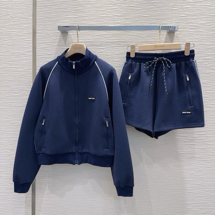 Костюм жіночий