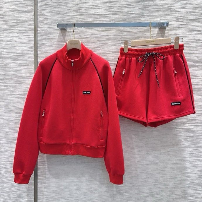 Костюм жіночий