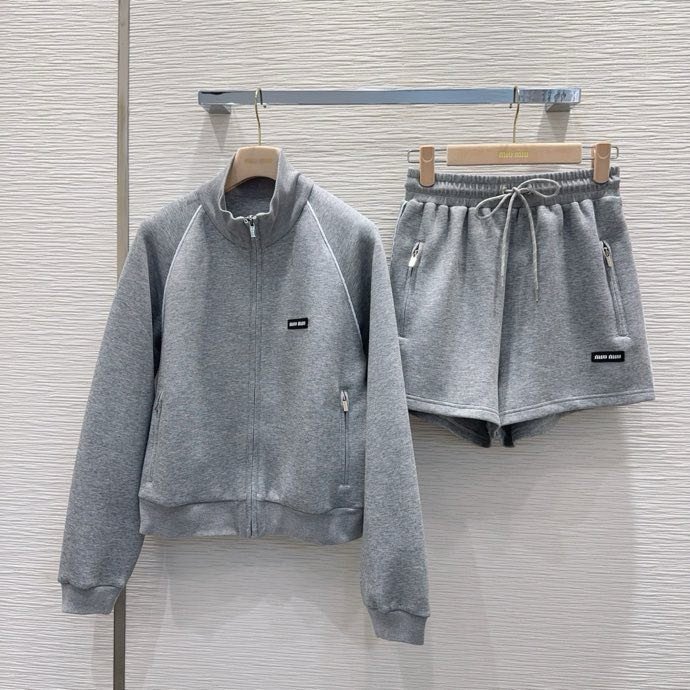 Костюм жіночий