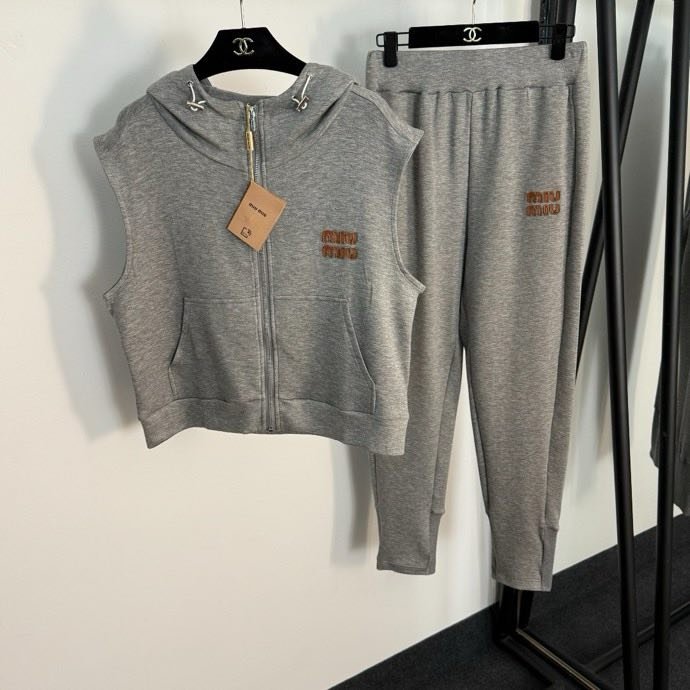 Костюм жіночий