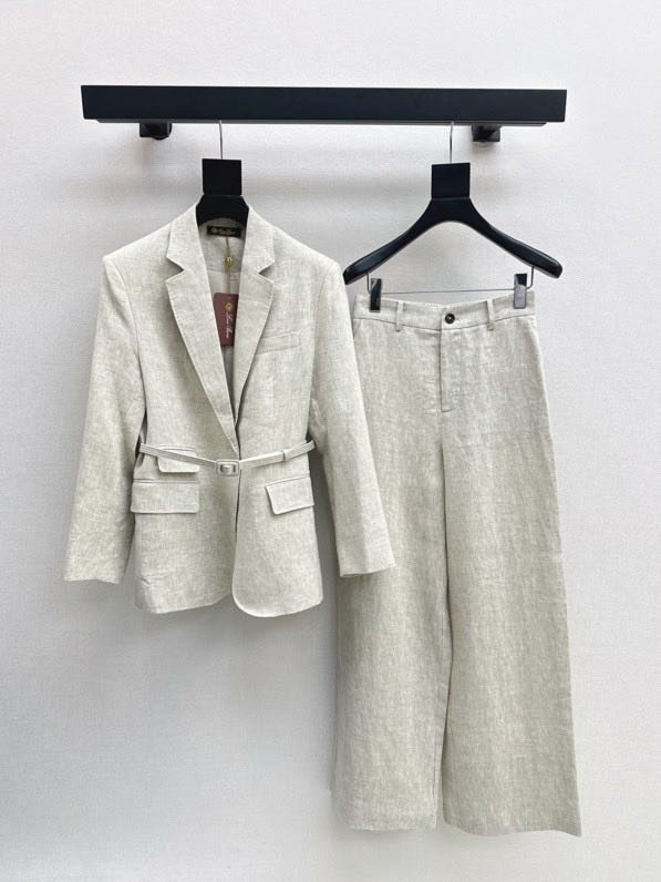 Костюм женский