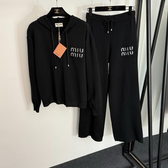 Костюм женский