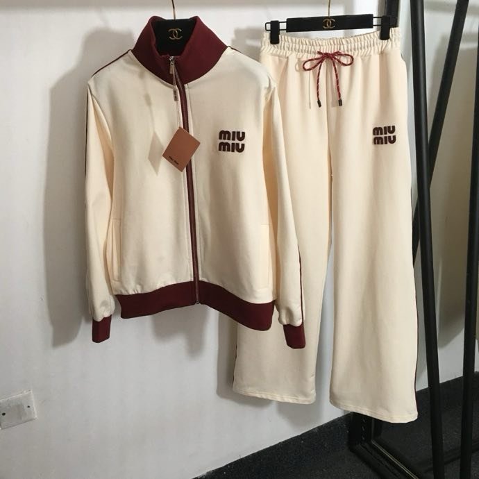 Костюм жіночий