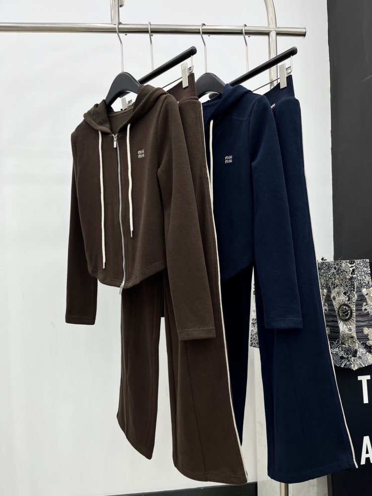 Костюм жіночий