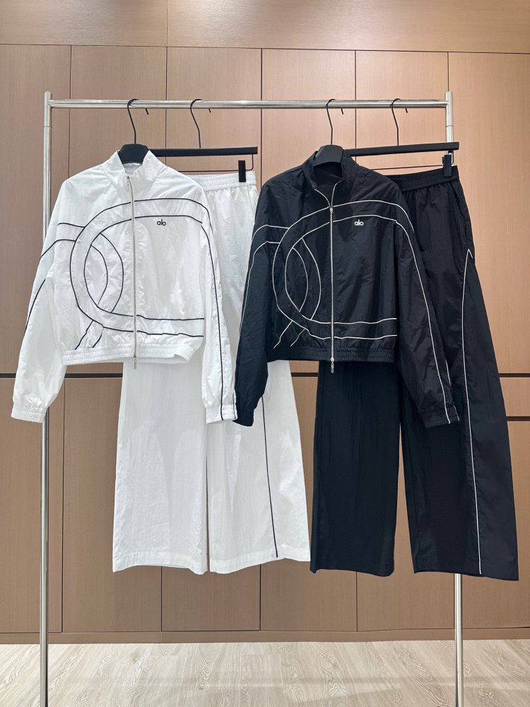 Костюм жіночий