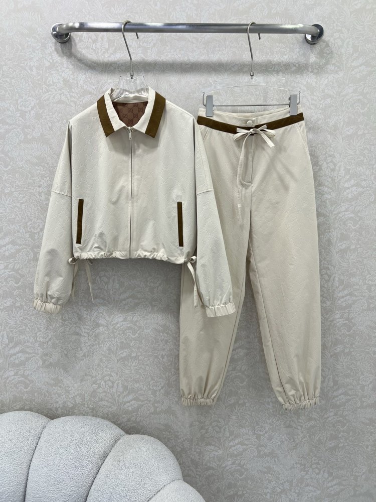 Костюм жіночий