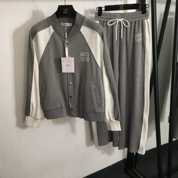 Костюм жіночий