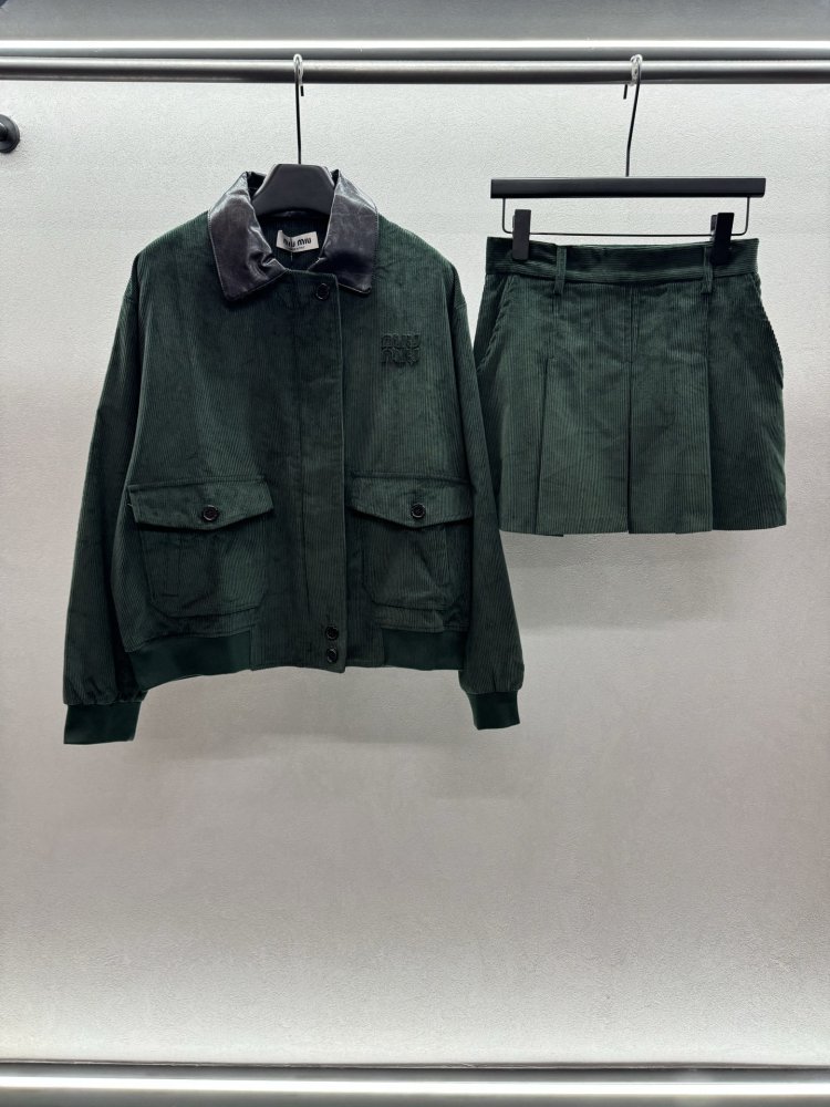 Костюм жіночий