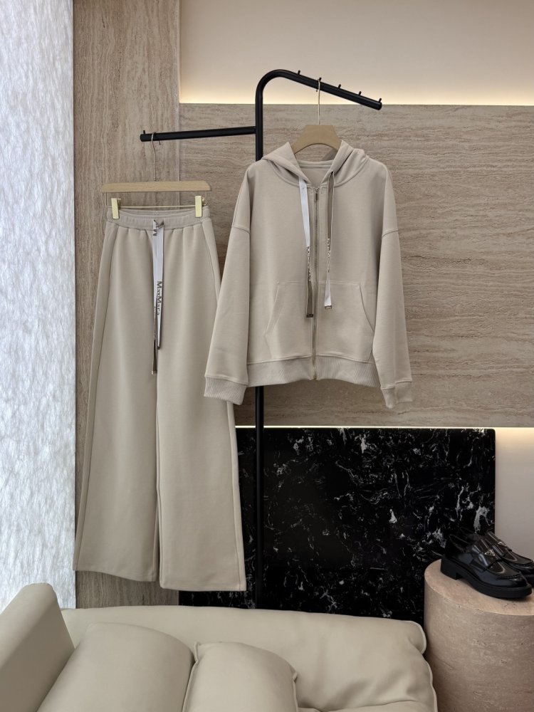 Костюм жіночий