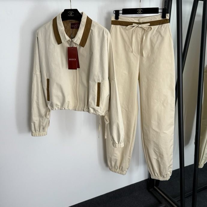 Костюм жіночий