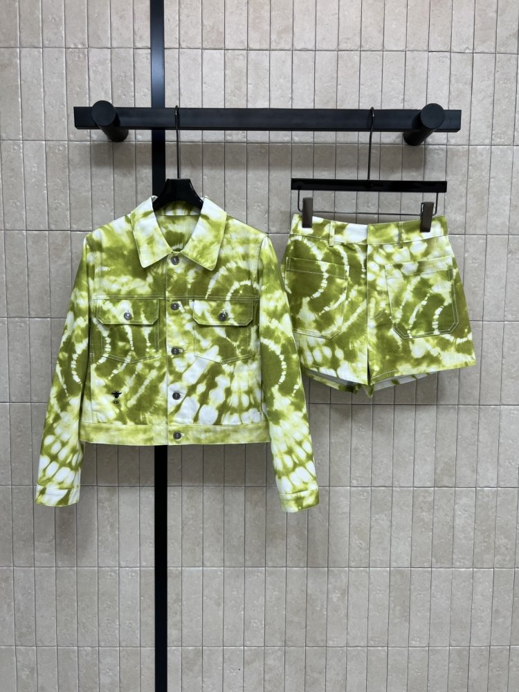 Костюм жіночий