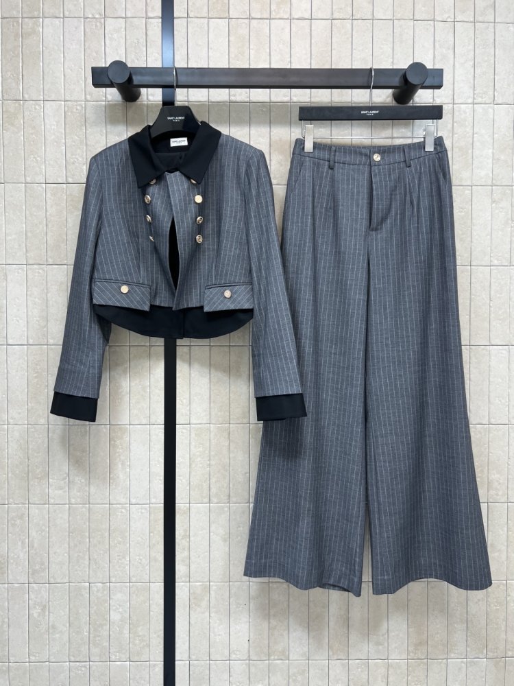 Костюм жіночий