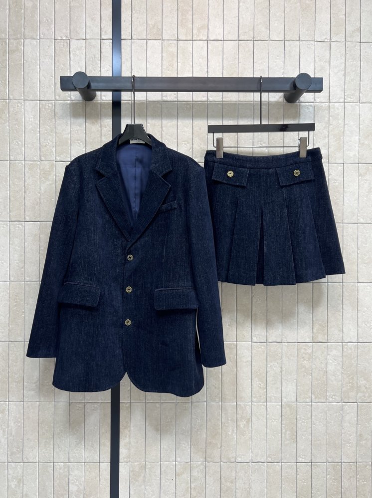 Костюм жіночий