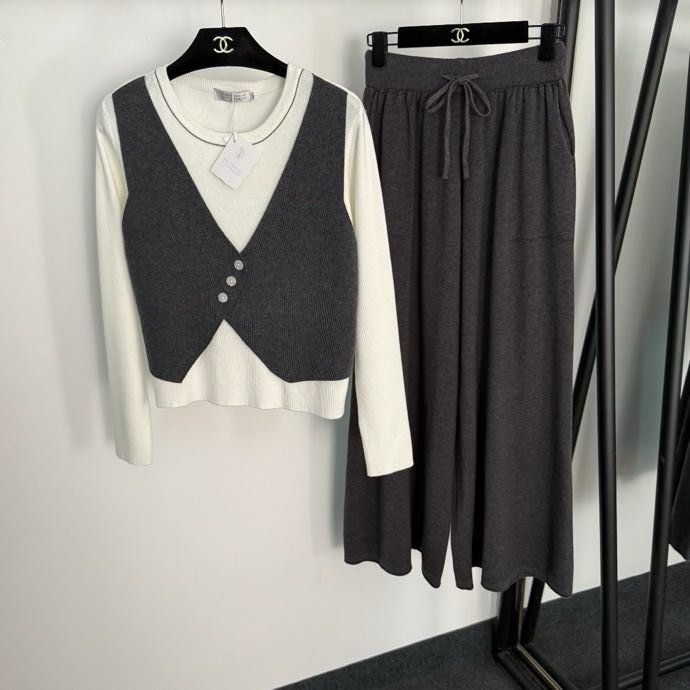 Костюм женский