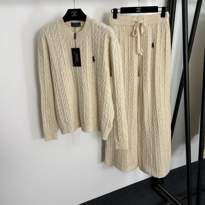 Костюм жіночий