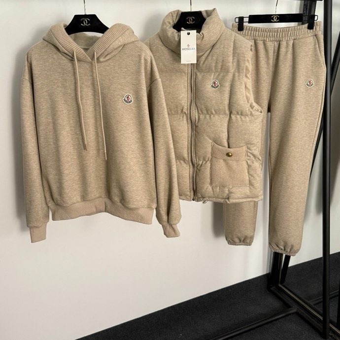 Костюм жіночий