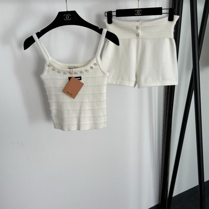 Костюм жіночий