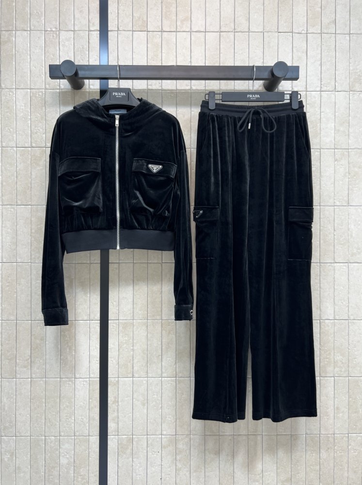 Костюм жіночий