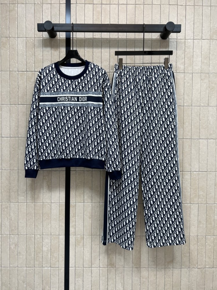 Костюм женский