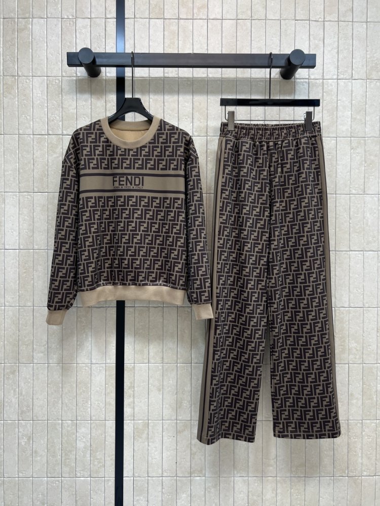 Костюм женский