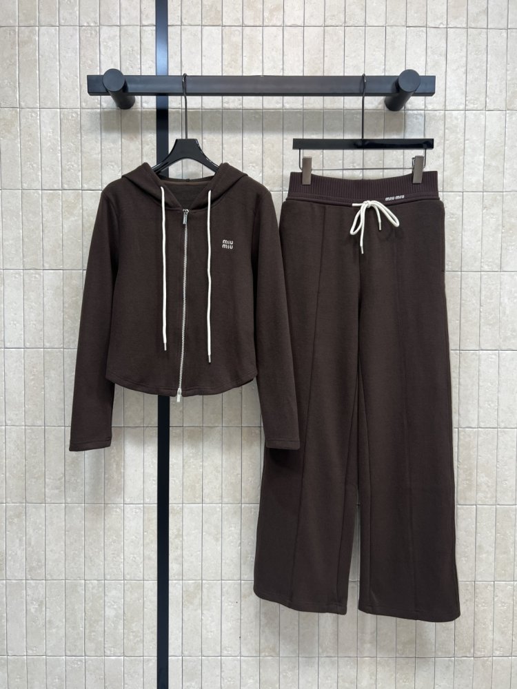 Костюм женский