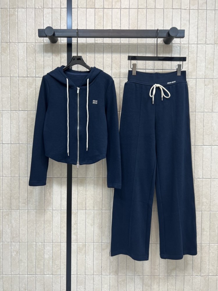 Костюм женский