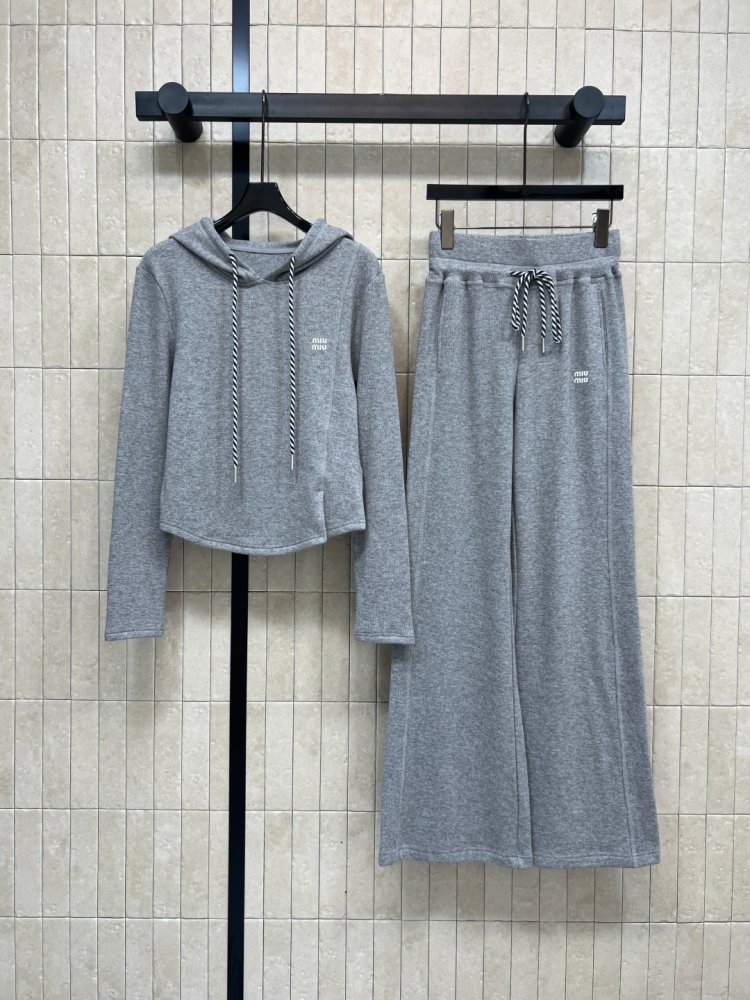 Костюм жіночий