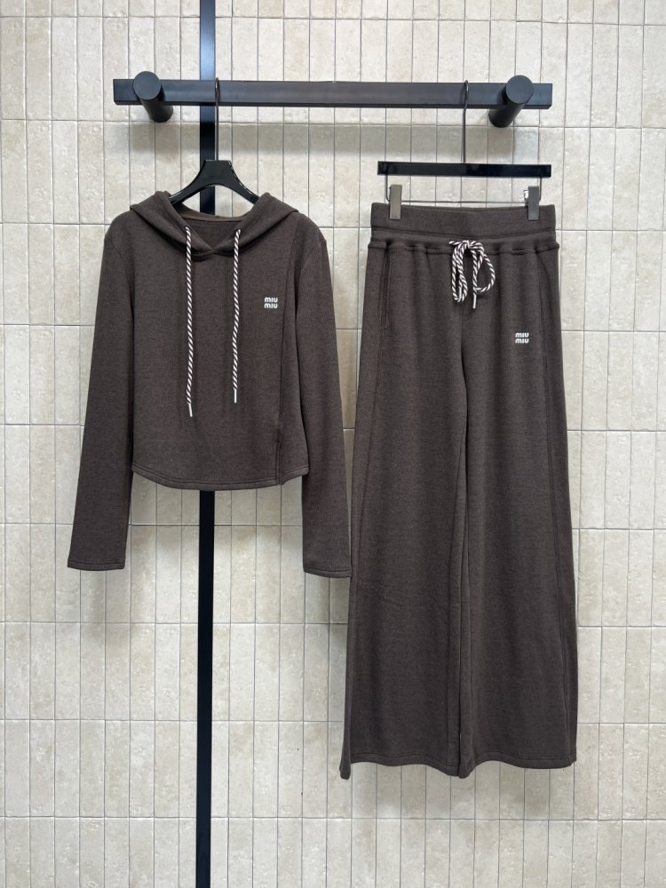 Костюм женский