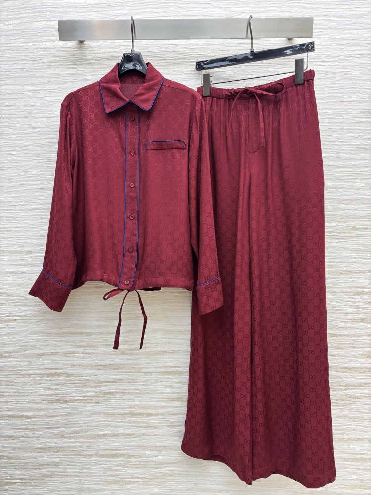 Костюм жіночий