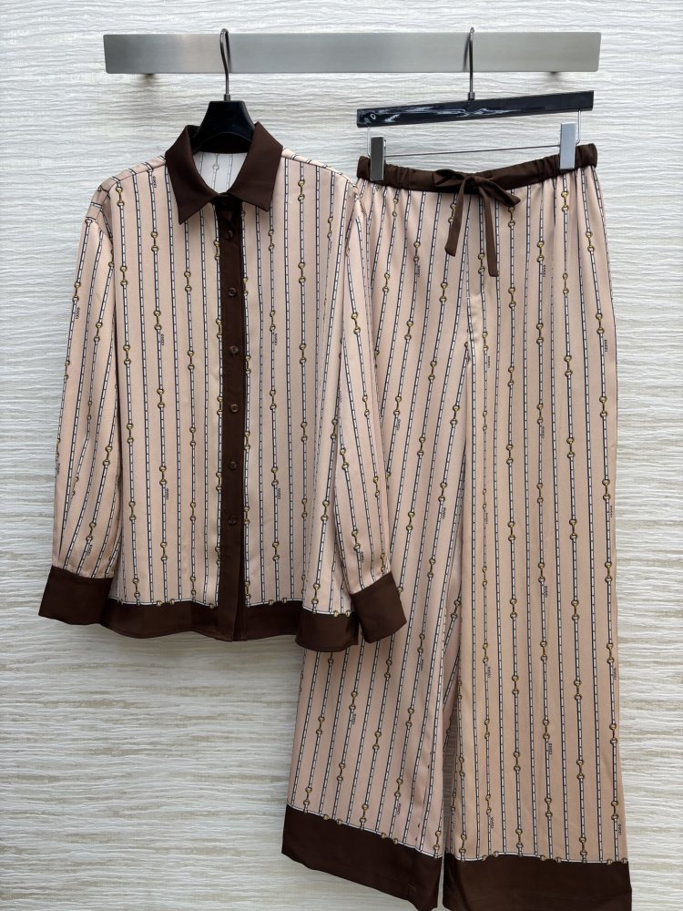 Костюм жіночий