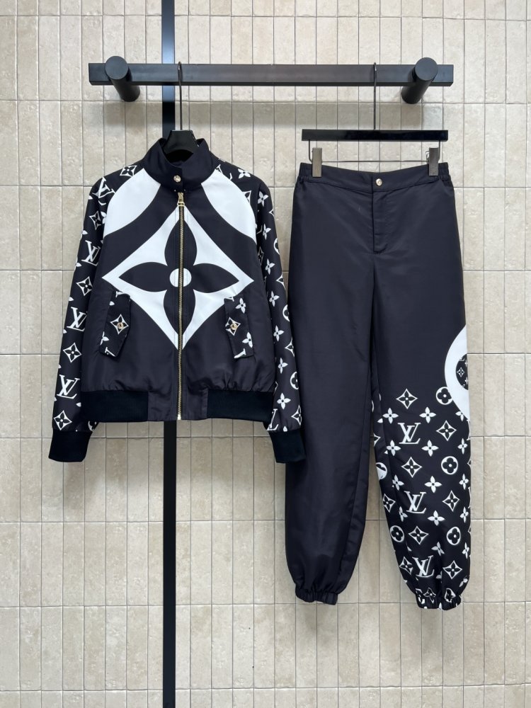 Костюм жіночий