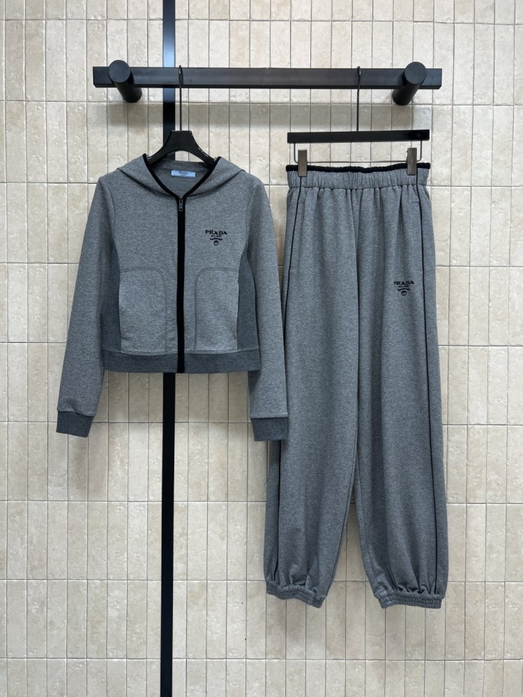 Костюм жіночий