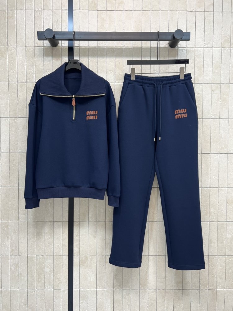 Костюм женский