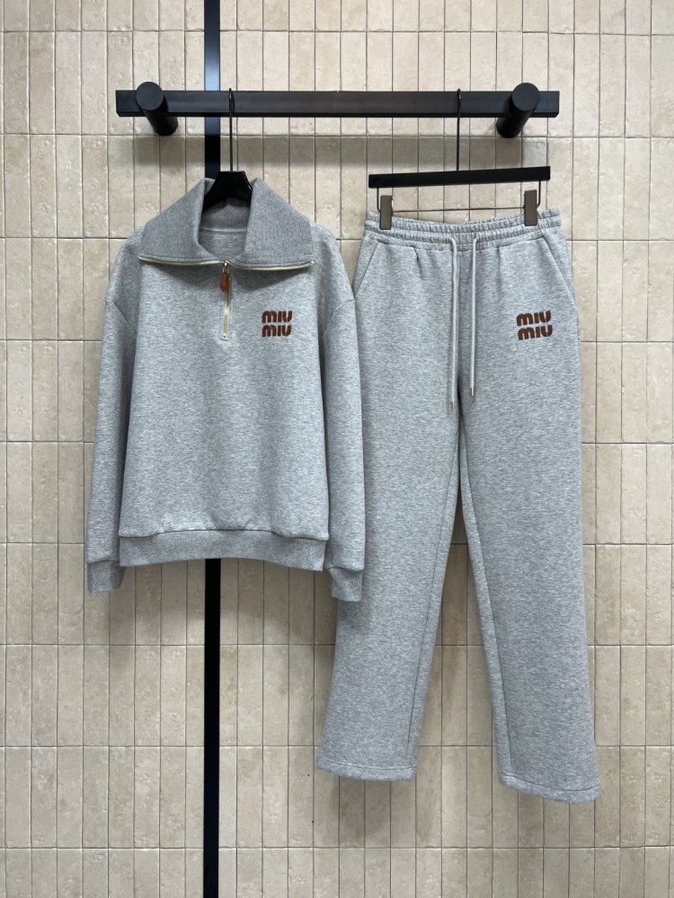 Костюм жіночий