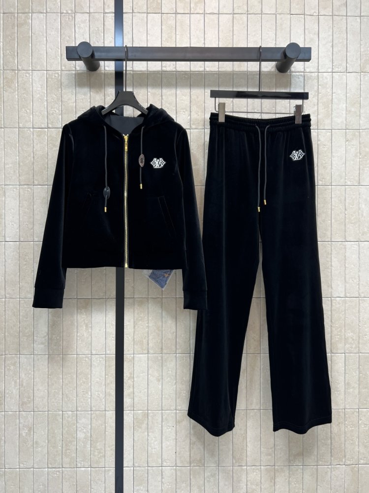 Костюм жіночий