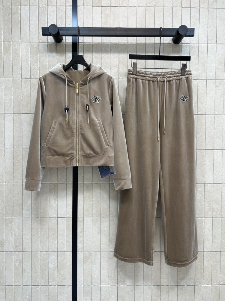 Костюм жіночий