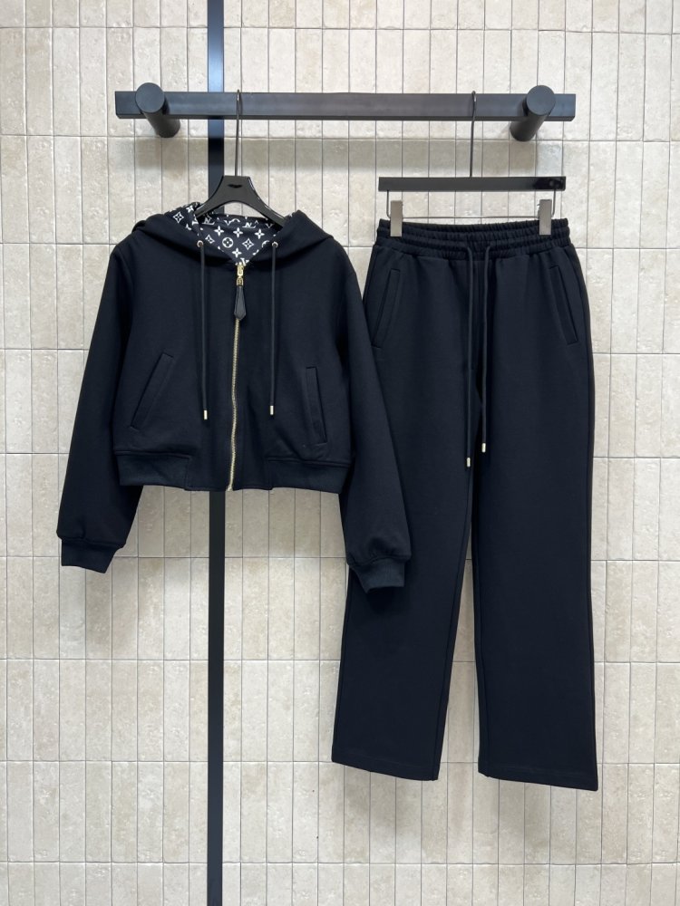 Костюм жіночий