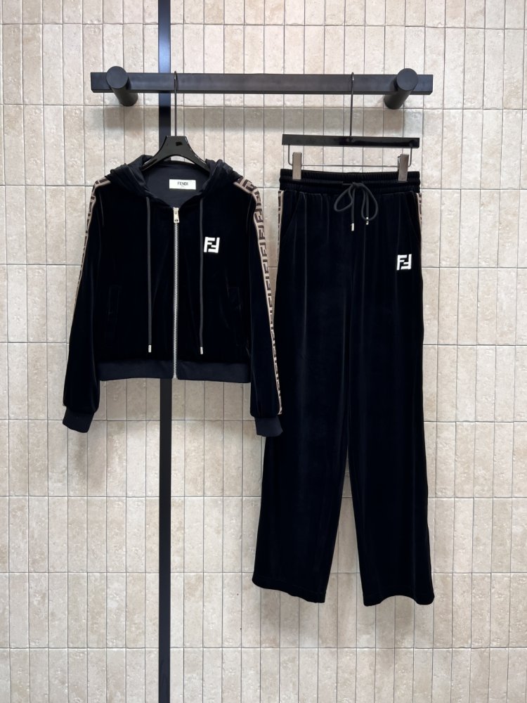 Костюм жіночий