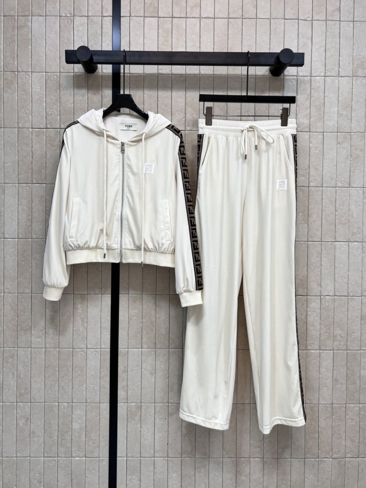 Костюм жіночий