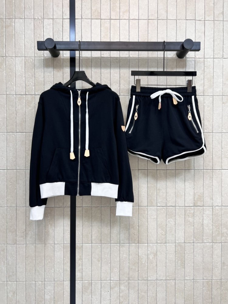 Костюм жіночий