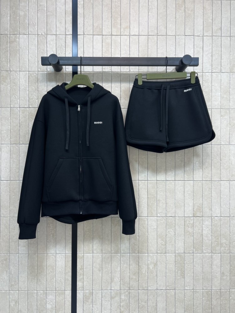 Костюм жіночий