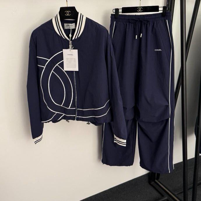 Костюм жіночий