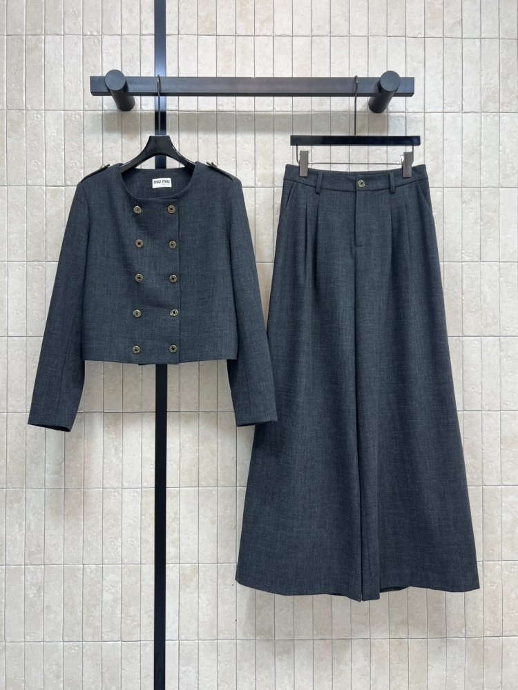 Костюм жіночий