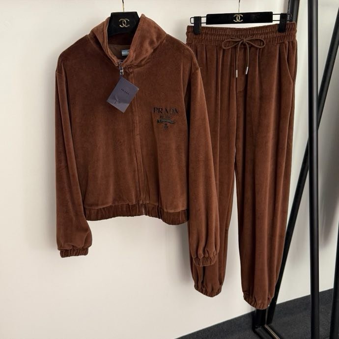 Костюм жіночий