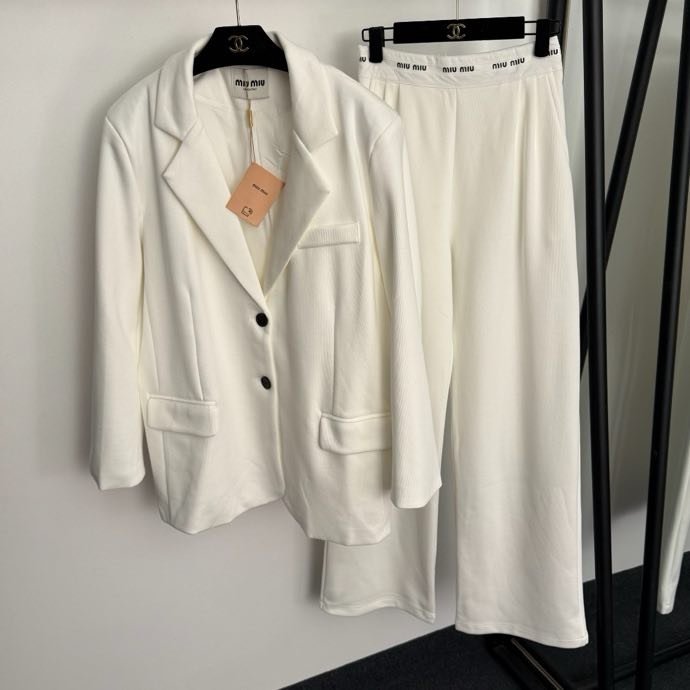 Костюм женский