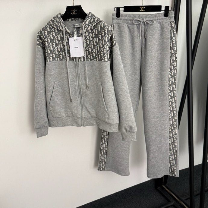 Костюм женский