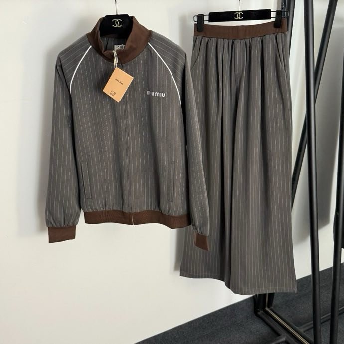 Костюм жіночий