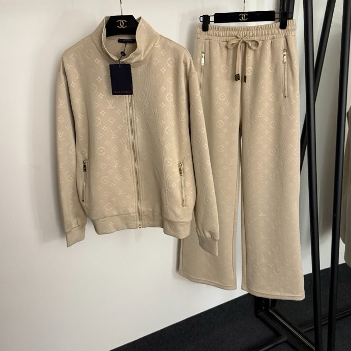 Костюм жіночий