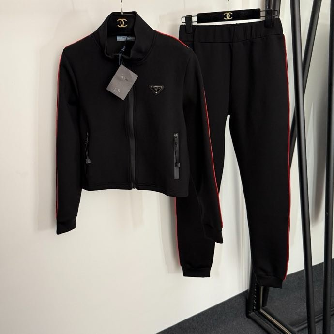 Костюм жіночий